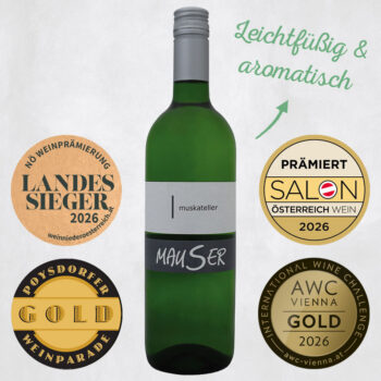 Green Muskateller wine bottle centered, surrounded by gold award badges and the caption Leichtfüßig & aromatisch in the background.